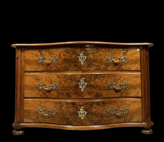 Curved Chest Of Drawers From The Louis XIV - Louis XV Period In Burr Walnut And Gilded Bronze-photo-3