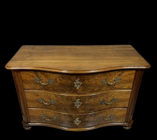 Curved Chest Of Drawers From The Louis XIV - Louis XV Period In Burr Walnut And Gilded Bronze