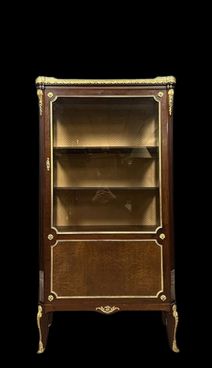 Vitrine style Louis XV a galerie en acajou et bronzes dorés époque XIXeme