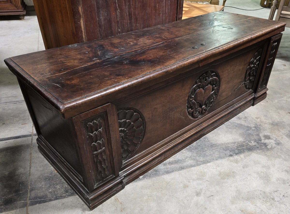 17th Century Walnut Wedding Chest  -photo-4