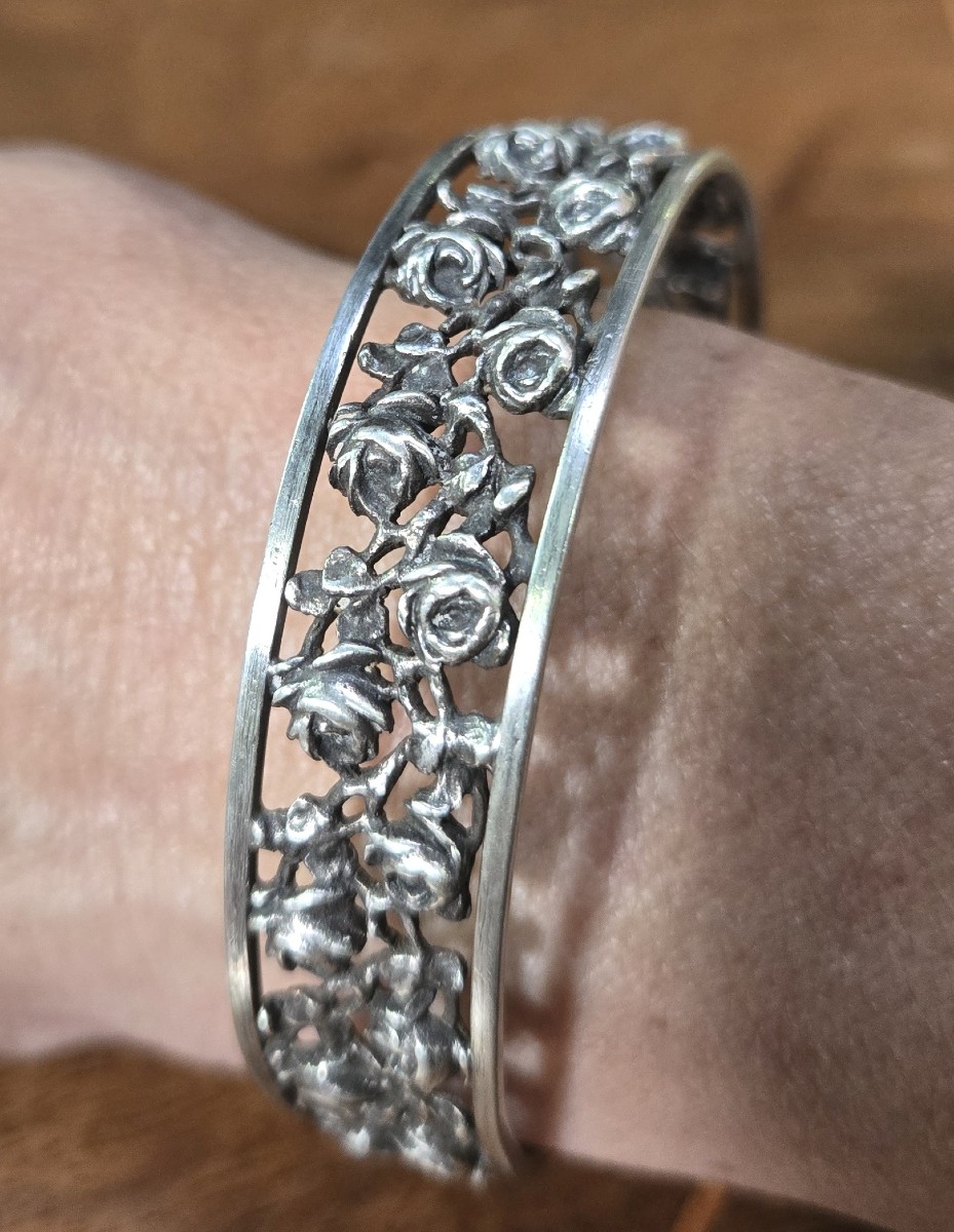 Openwork Silver Bracelet With Raised Rose Motifs From The Art Deco Period