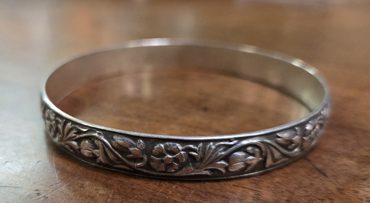 Art Deco Style Silver Bracelet With Raised Flower Motifs-photo-3
