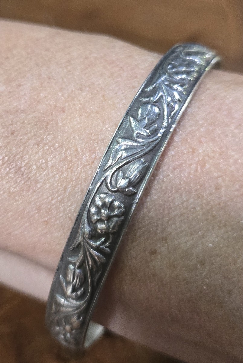 Art Deco Style Silver Bracelet With Raised Flower Motifs