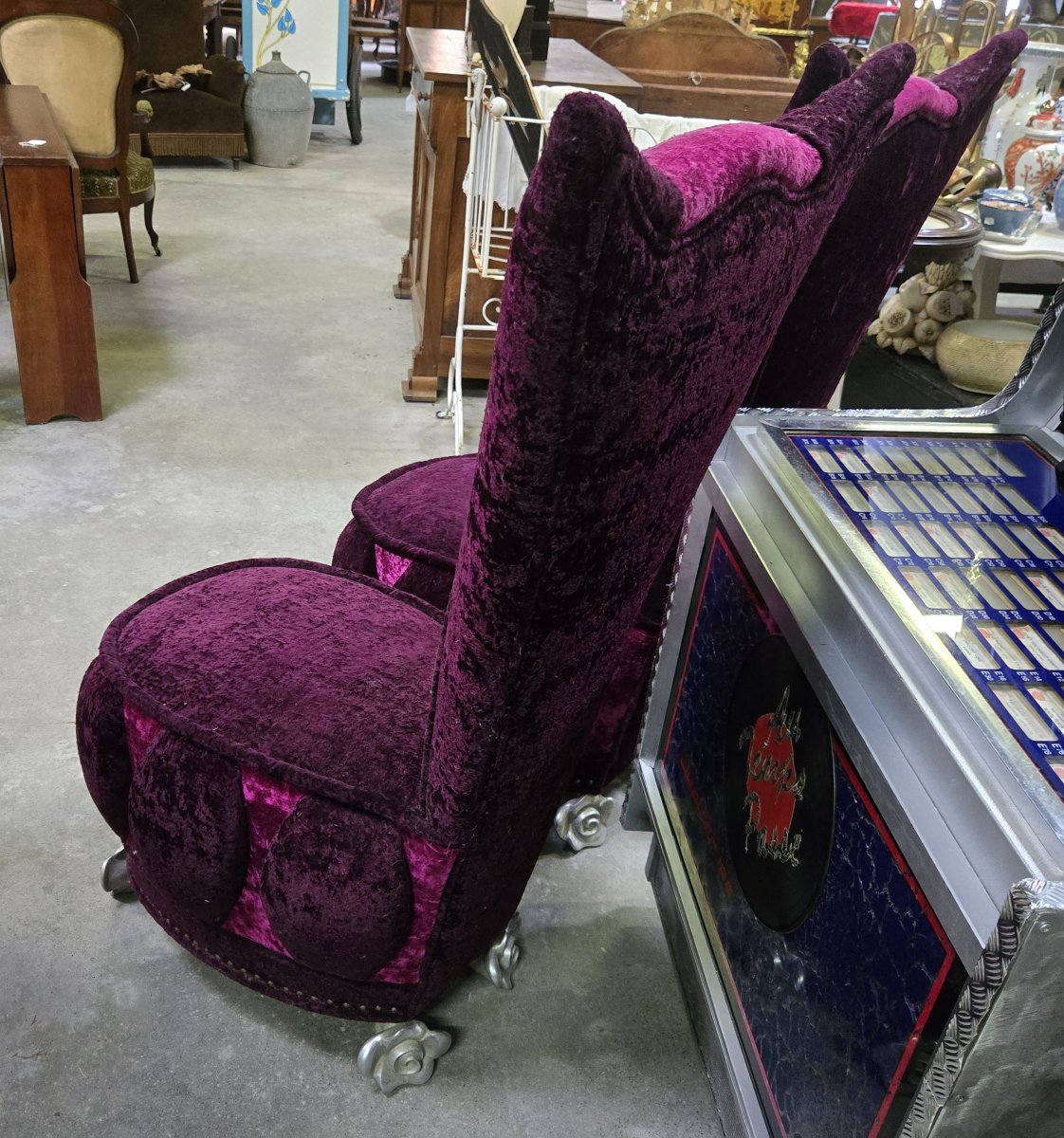 Bretz : Importante paire de fauteuils en velours violine-photo-7