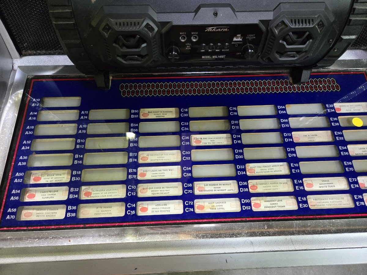 travail de créateur : Juke box fonctionnant en bluetooth-photo-5