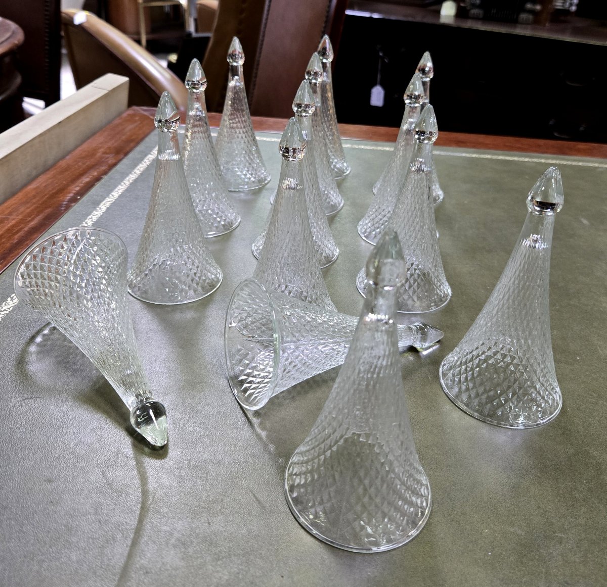 série de 16 flutes a Champagne en verre moulé-photo-1