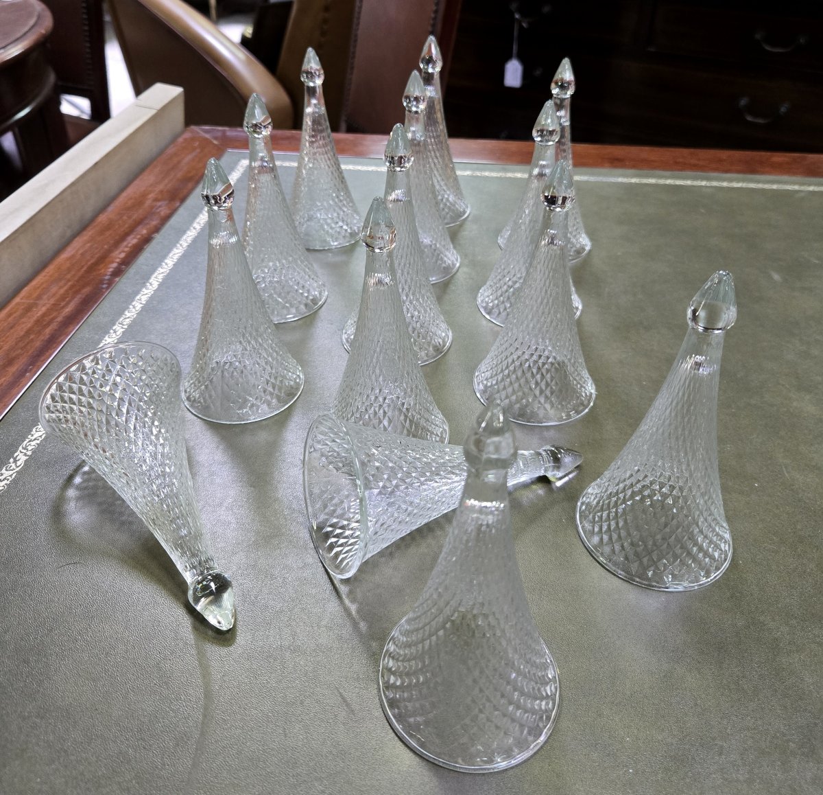 série de 16 flutes a Champagne en verre moulé-photo-3