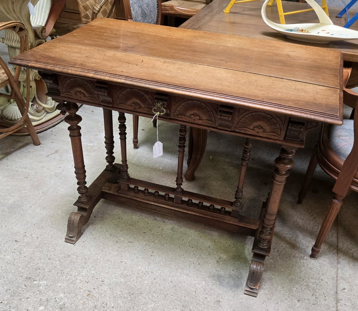Bureau style Renaissance en noyer-photo-1
