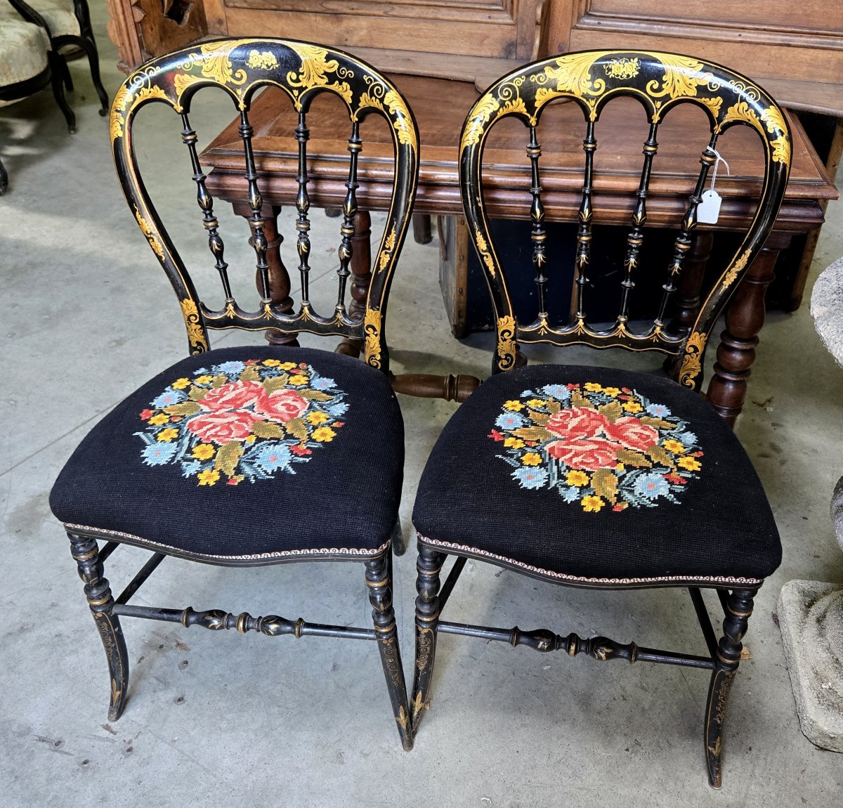 Paire de chaises de théatre époque Napoléon III en bois laqué noir et doré-photo-3