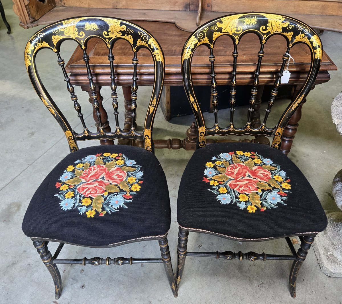 Paire de chaises de théatre époque Napoléon III en bois laqué noir et doré-photo-4