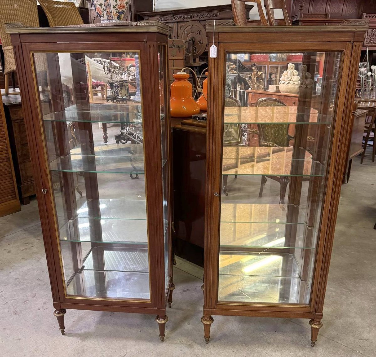 Paire de vitrines Parisiennes de style Louis XVI en acajou-photo-1