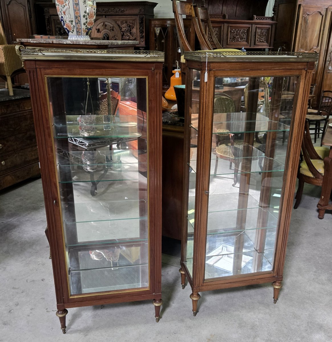 Paire de vitrines Parisiennes de style Louis XVI en acajou-photo-3
