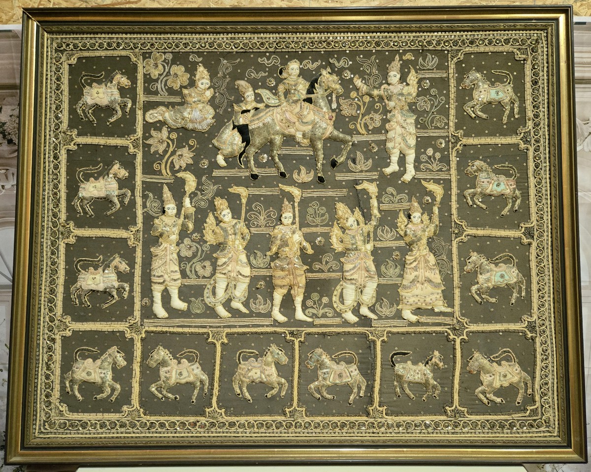Grande broderie au fil d'or de la fin du XIXe siècle représentant des personnages et animaux 