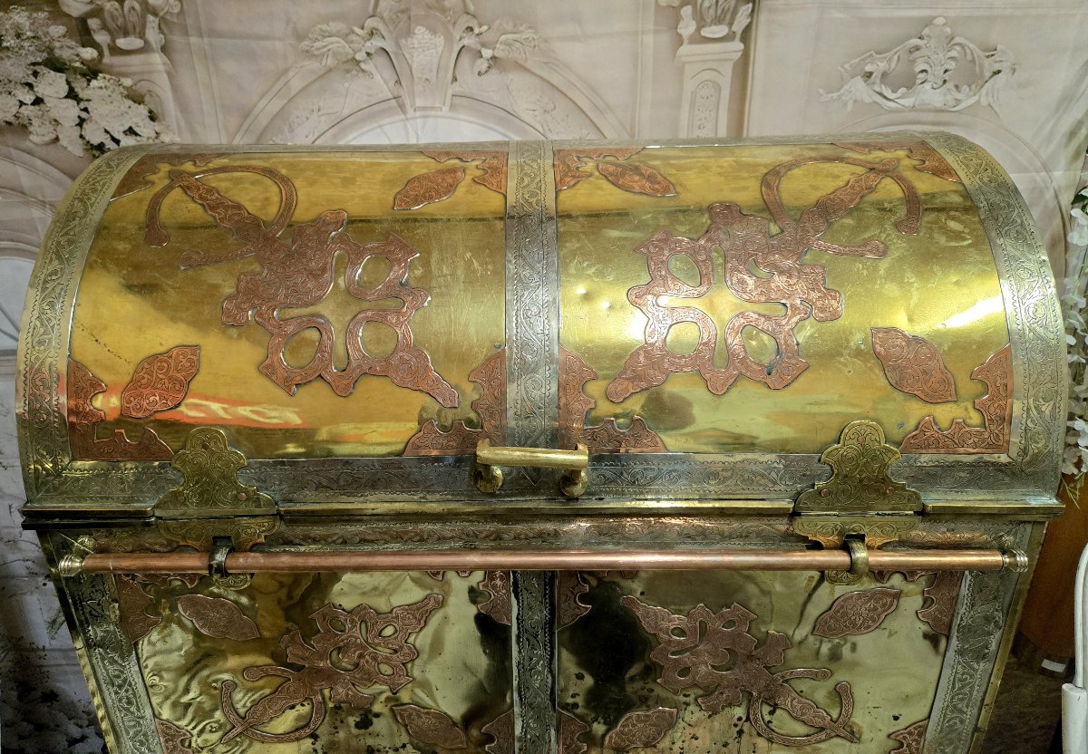 Important Oriental Chest In Bronze, Copper And Gilded Brass-photo-2