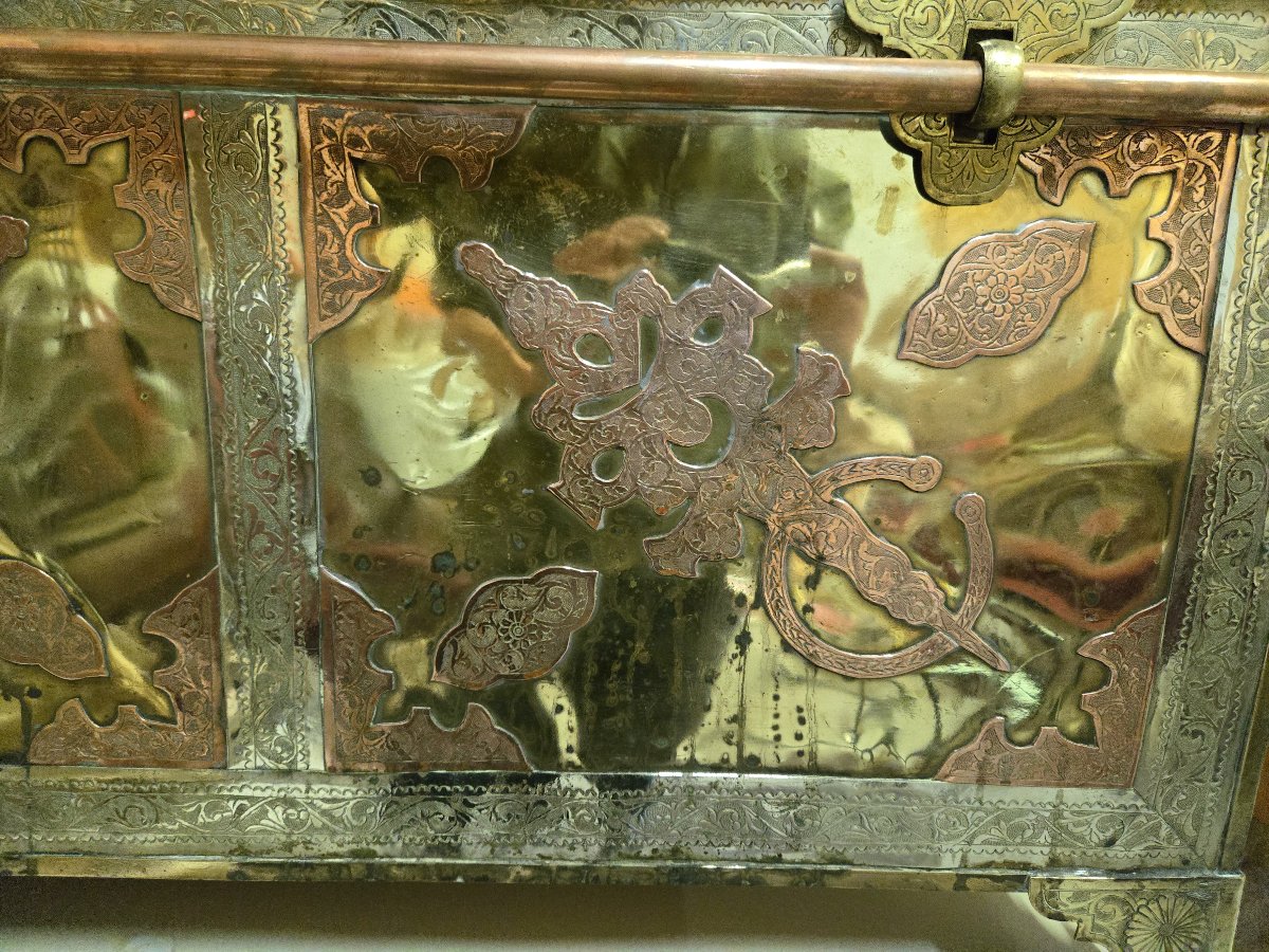 Important Oriental Chest In Bronze, Copper And Gilded Brass-photo-1