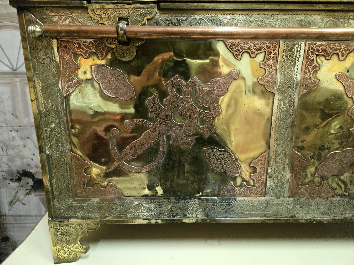 Important Oriental Chest In Bronze, Copper And Gilded Brass-photo-2