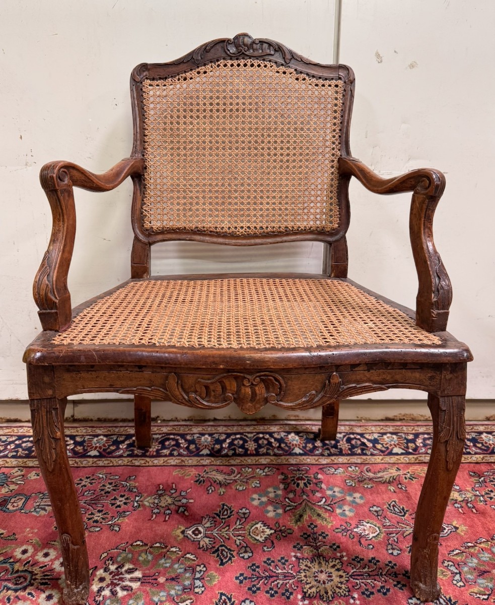 Fauteuil de bureau époque Louis XV en noyer sculpté