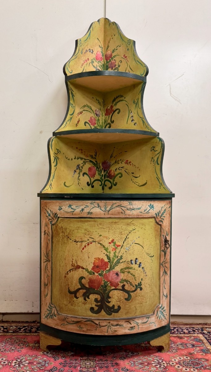 Encoignure galbée style Louis XV Venitienne en bois laqué