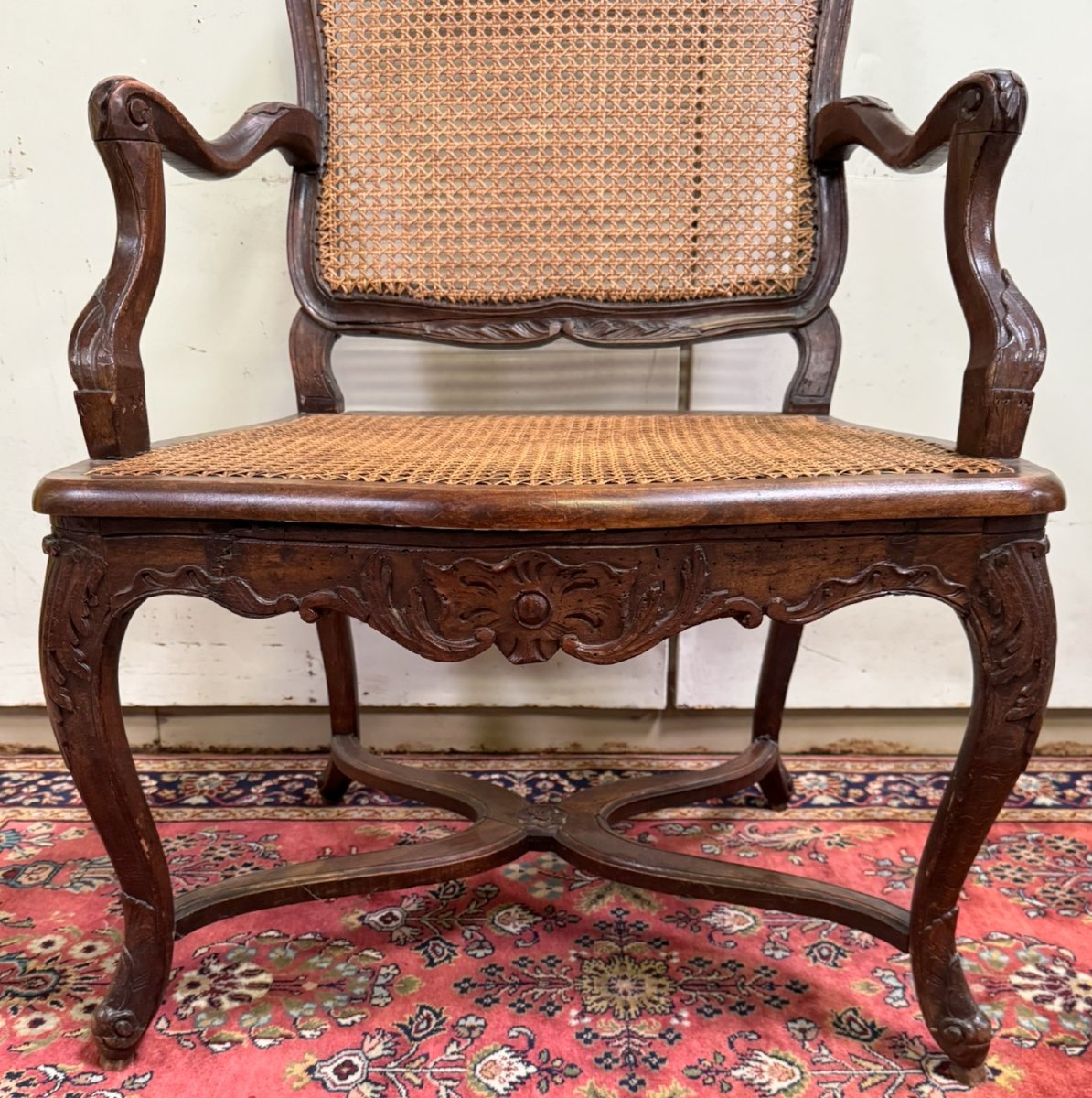 Fauteuil provençal époque Louis XV en noyer sculpté -photo-4