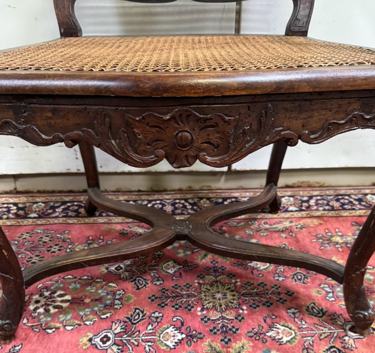 Fauteuil provençal époque Louis XV en noyer sculpté -photo-1