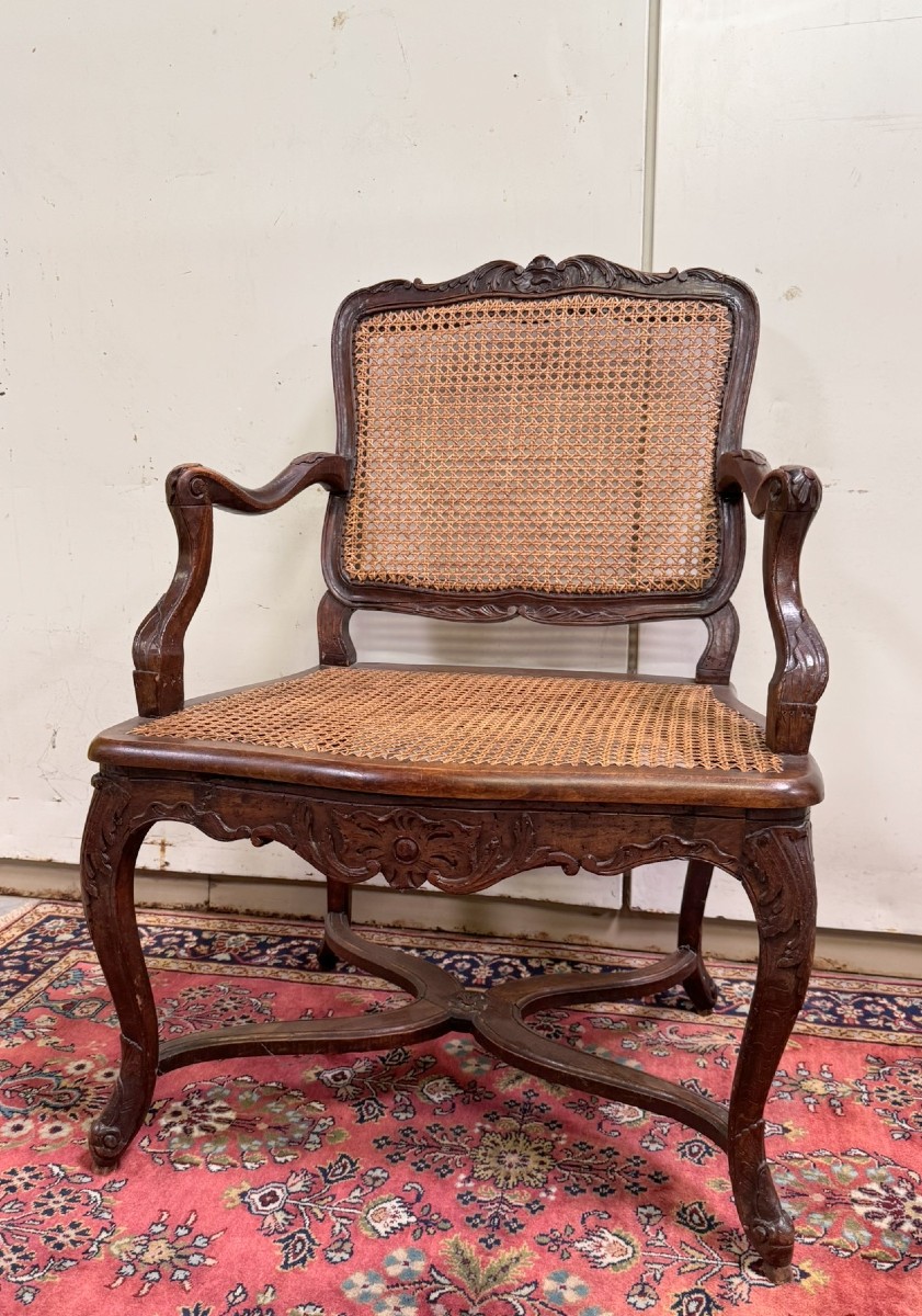 Fauteuil provençal époque Louis XV en noyer sculpté 