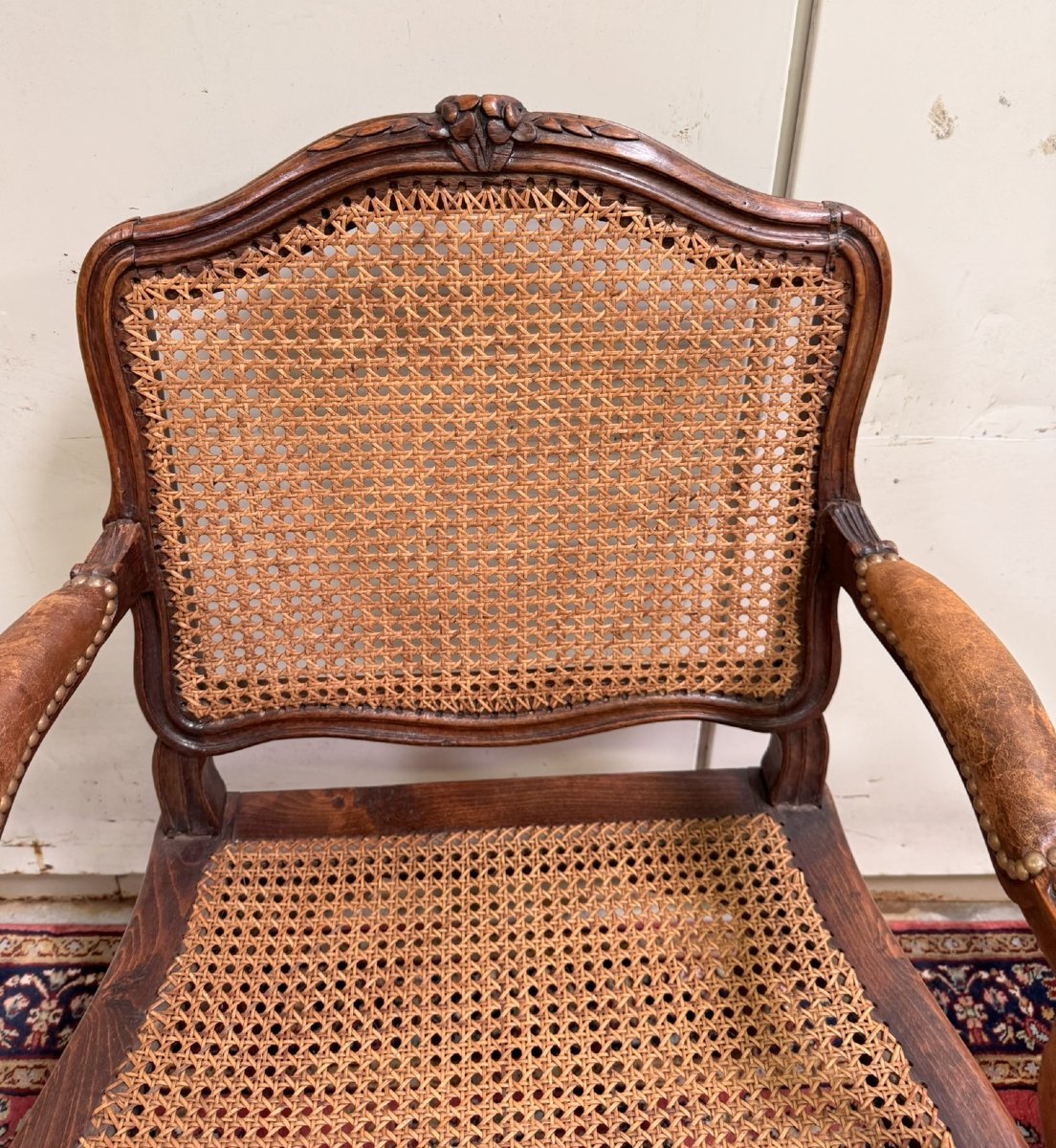 Fauteuil provençal époque Louis XV en noyer sculpté  (C)-photo-4