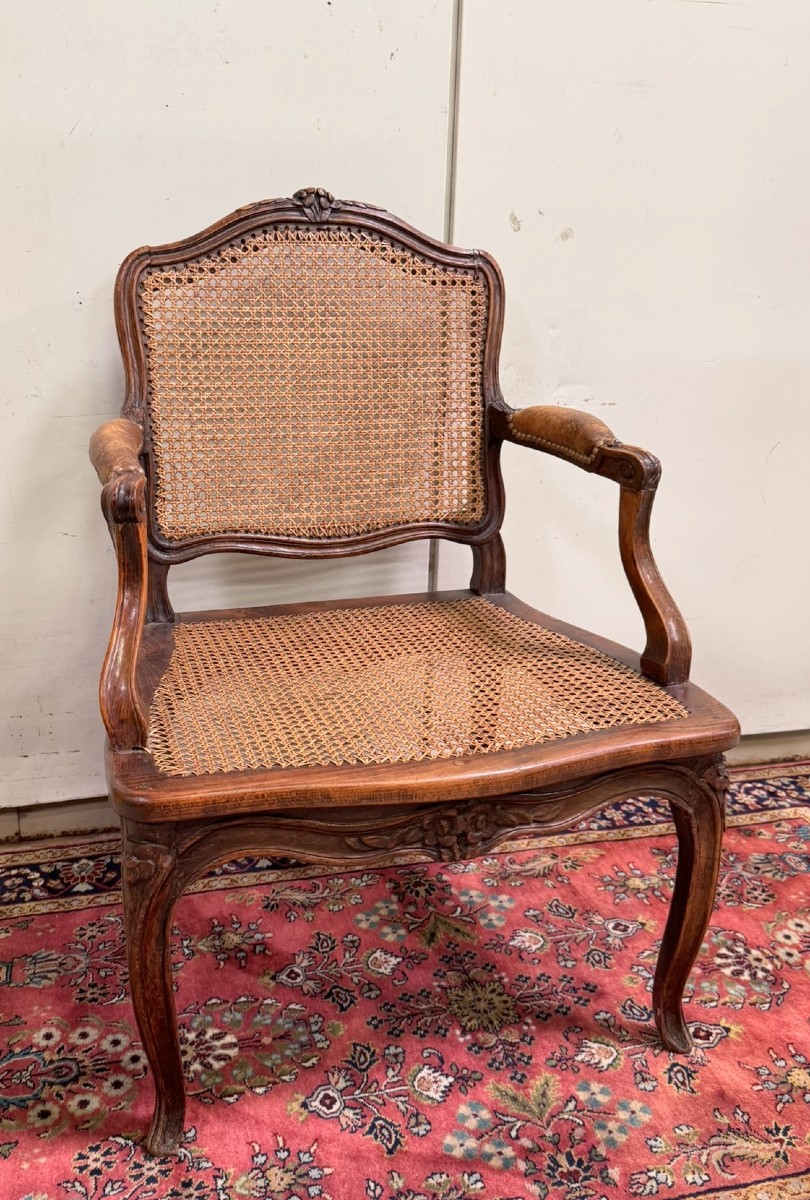 Fauteuil provençal époque Louis XV en noyer sculpté  (C)