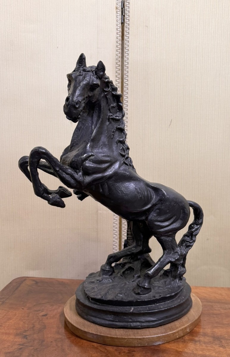 D'après Charles Menne (1854-1940) grande sculpture d'un cheval cambré en fonte