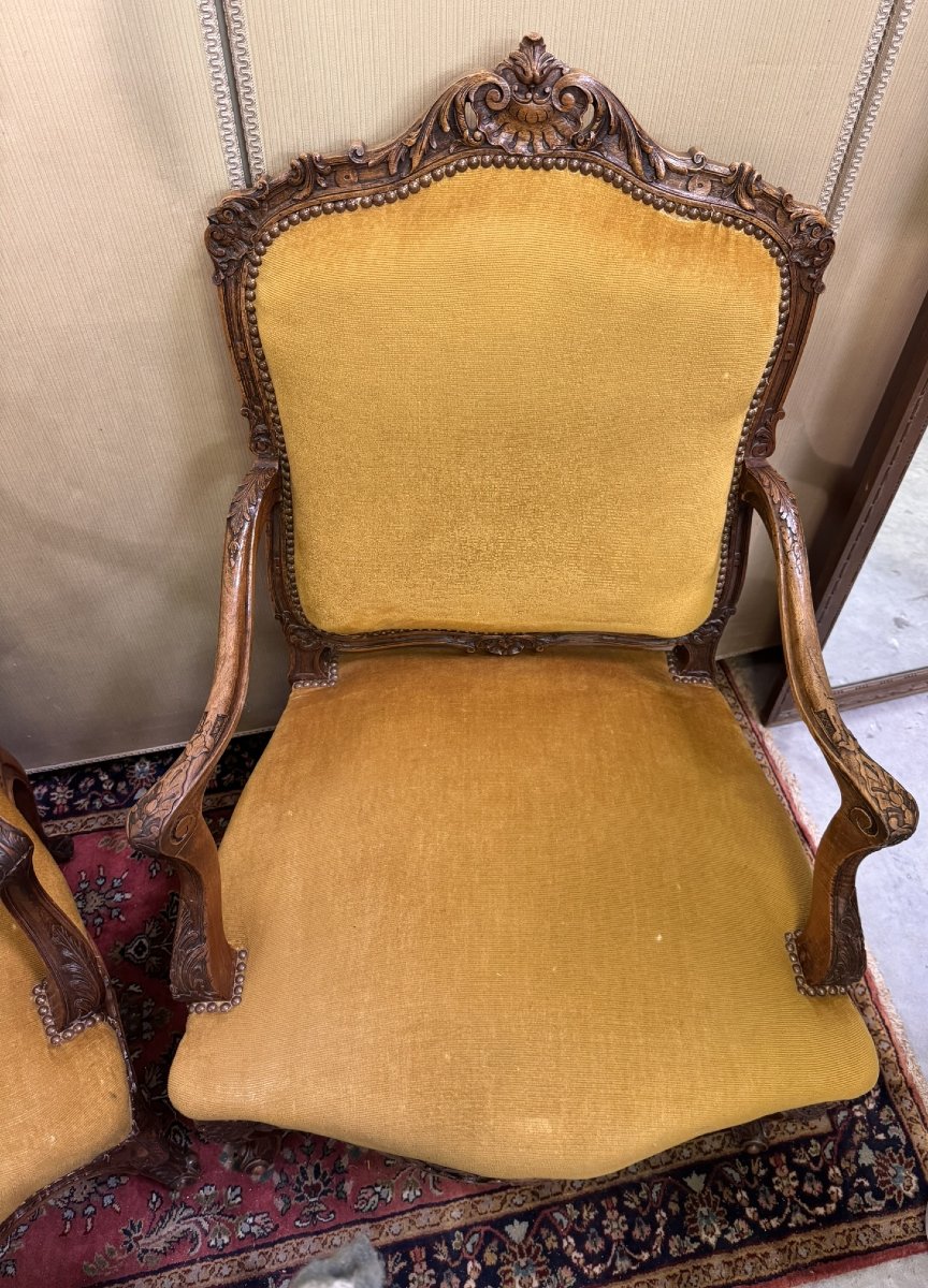 Fausse paire de fauteuils Louis XV en noyer entiérement sculptés-photo-4