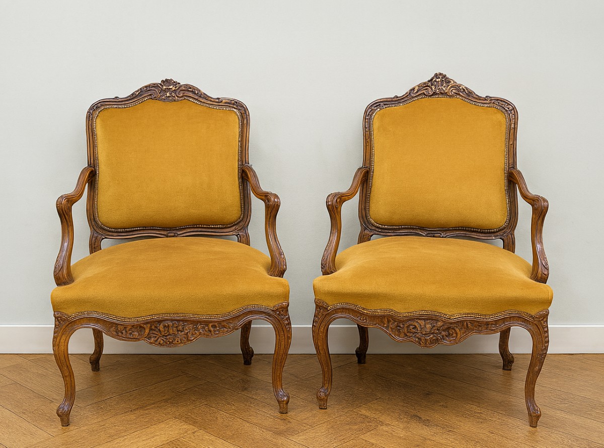 Fausse paire de fauteuils Louis XV en noyer entiérement sculptés