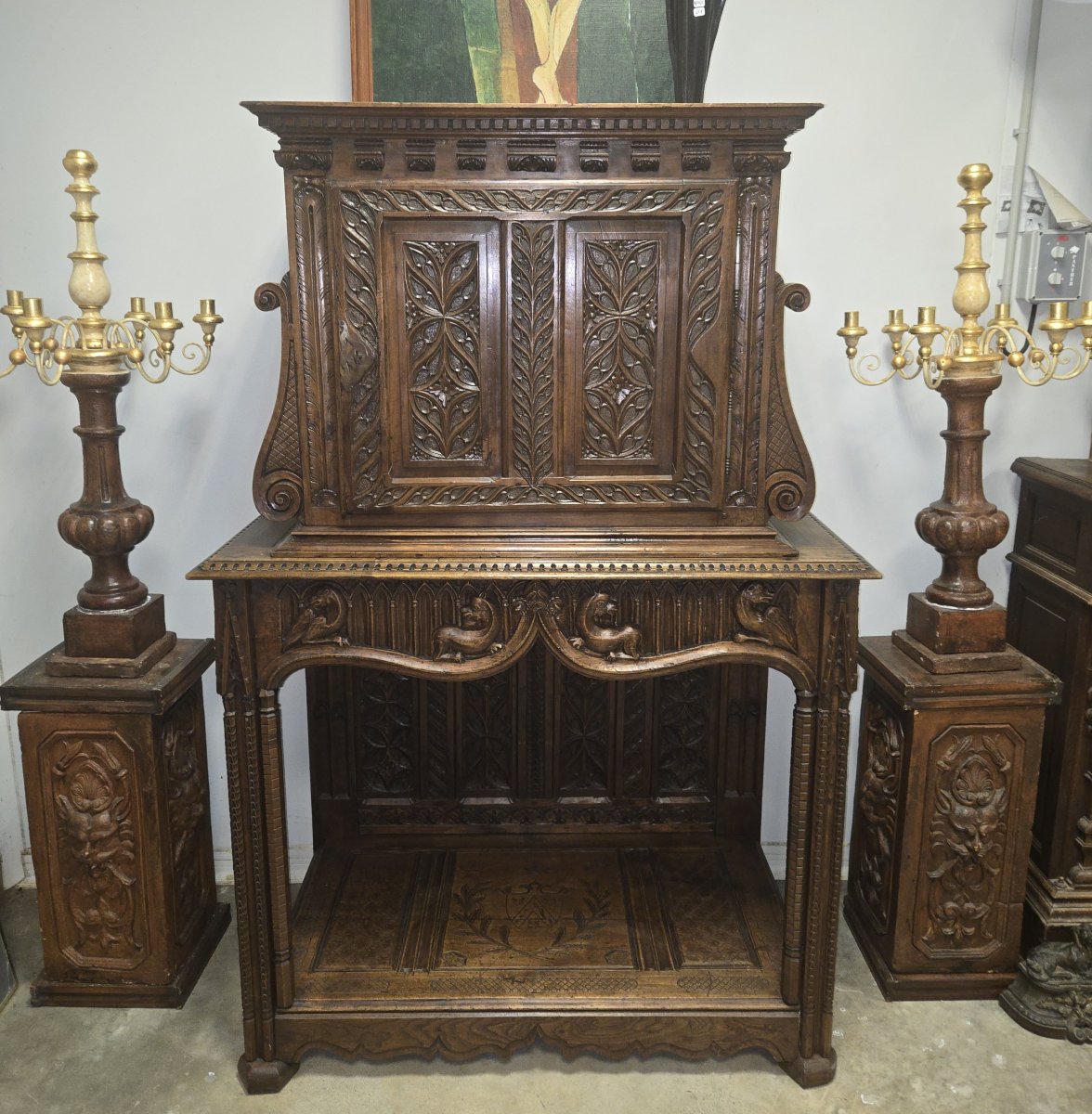 Cabinet époque XVIIeme en noyer sculpté-photo-1