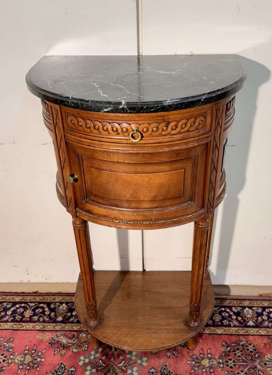 Meuble d'apparat ou chevet demi lune style Louis XVI en noyer