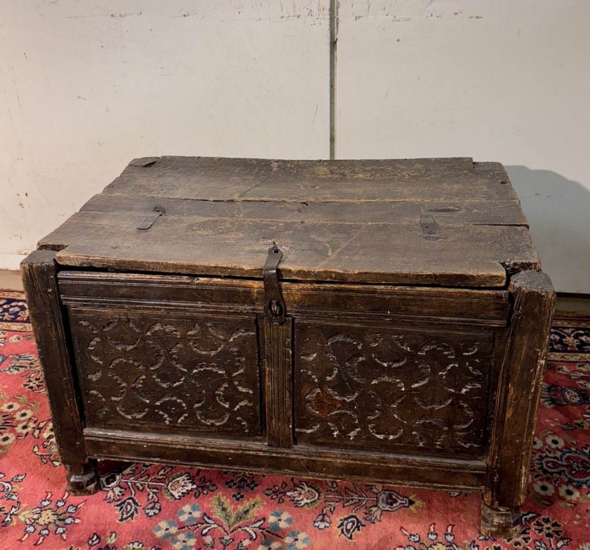 Asie XVIIIeme : coffre en bois sculpté-photo-2