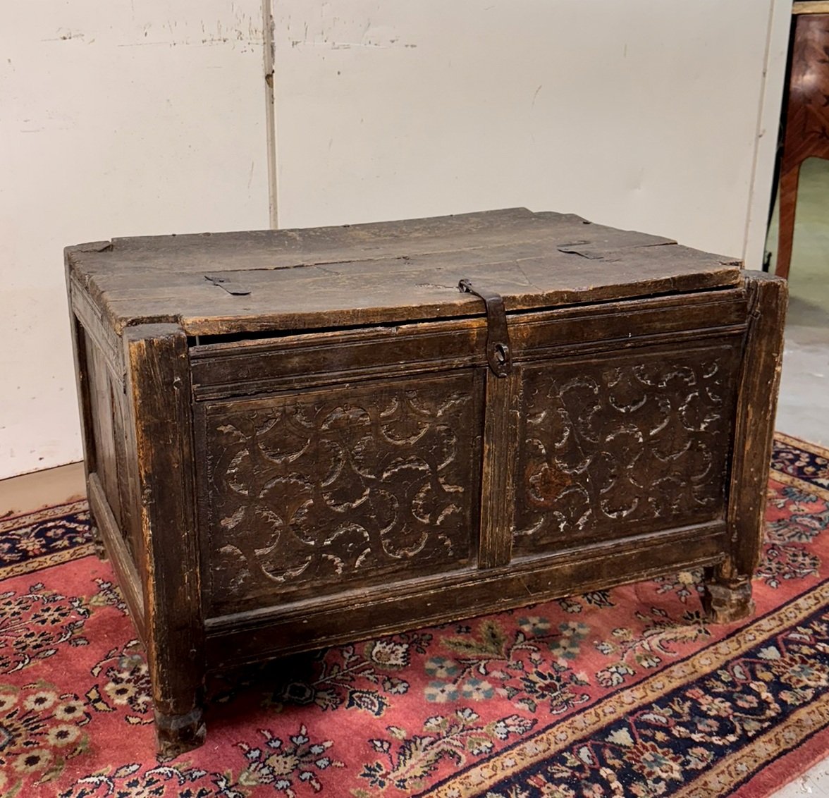 Asie XVIIIeme : coffre en bois sculpté-photo-3