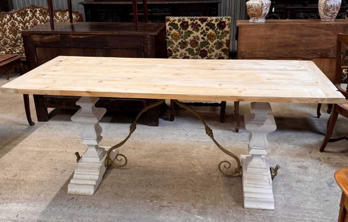 Table design industriel avec plateau aérogommé et piétement blanchi