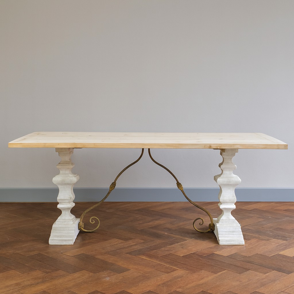 Table design industriel avec plateau aérogommé et piétement blanchi