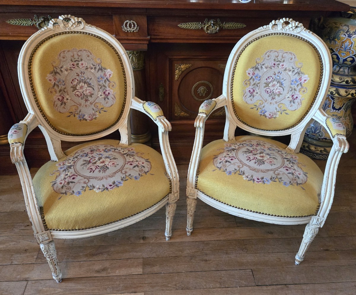 Paire de fauteuils Style Louis XVI avec tapisserie aux petits points