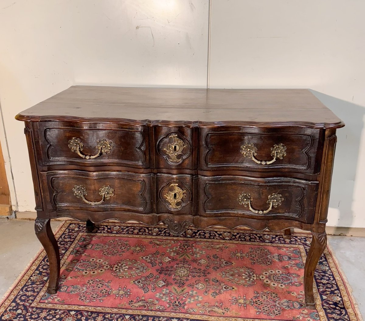 Commode sauteuse à 2 rangs de tiroirs en noyer de forme arbalète époque XVIIIème-photo-1