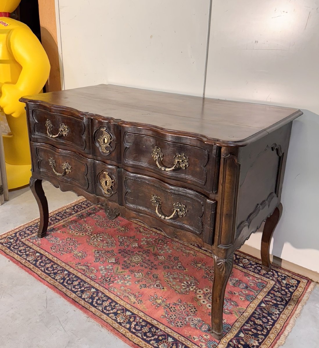 Commode sauteuse à 2 rangs de tiroirs en noyer de forme arbalète époque XVIIIème-photo-2