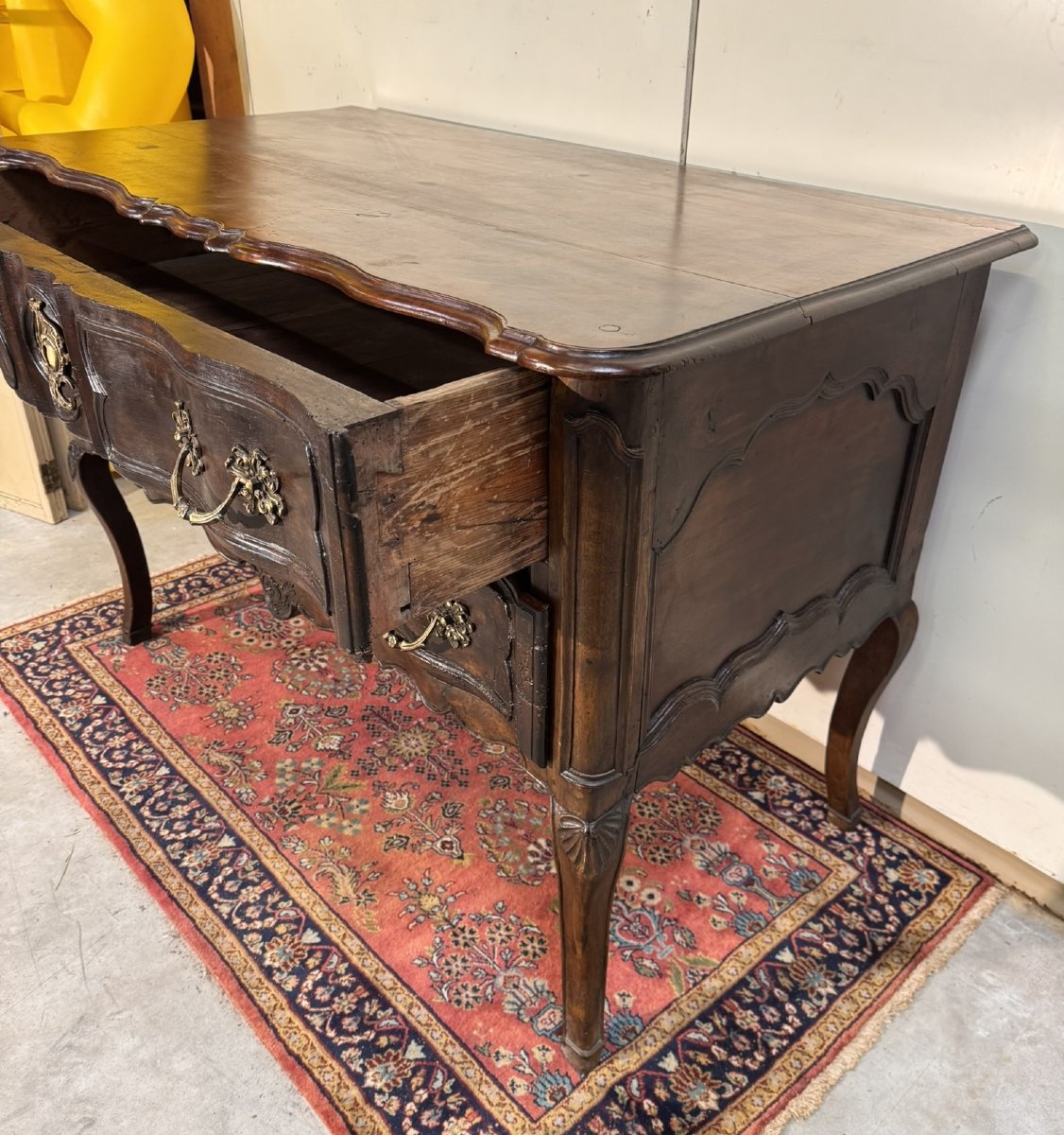 Commode sauteuse à 2 rangs de tiroirs en noyer de forme arbalète époque XVIIIème-photo-3