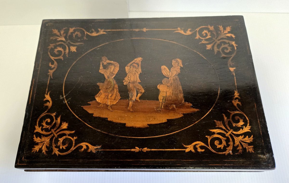 Coffret en marqueterie de Sorrente avec une scène de trois danseurs en médaillon -photo-1