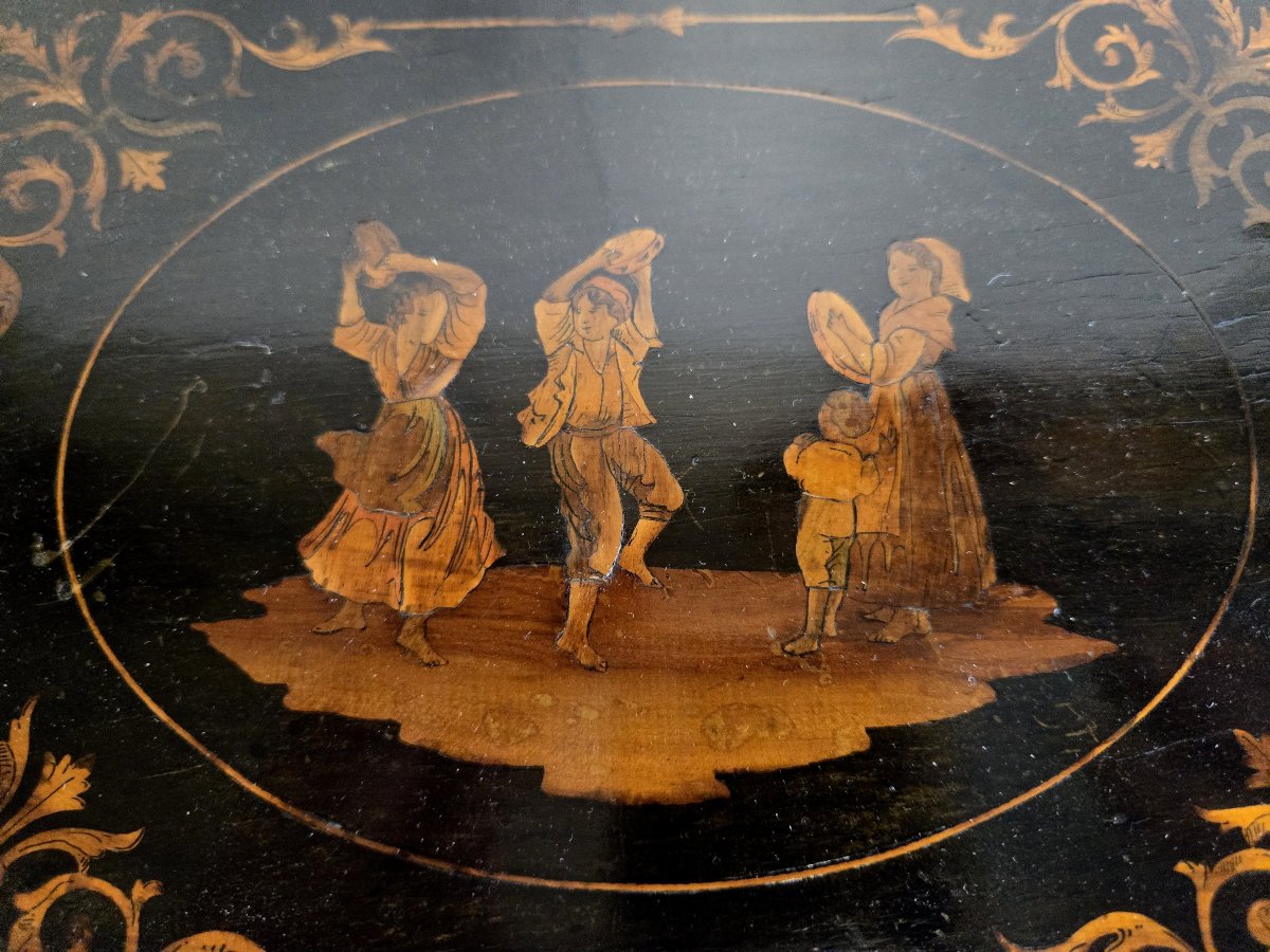 Coffret en marqueterie de Sorrente avec une scène de trois danseurs en médaillon -photo-2