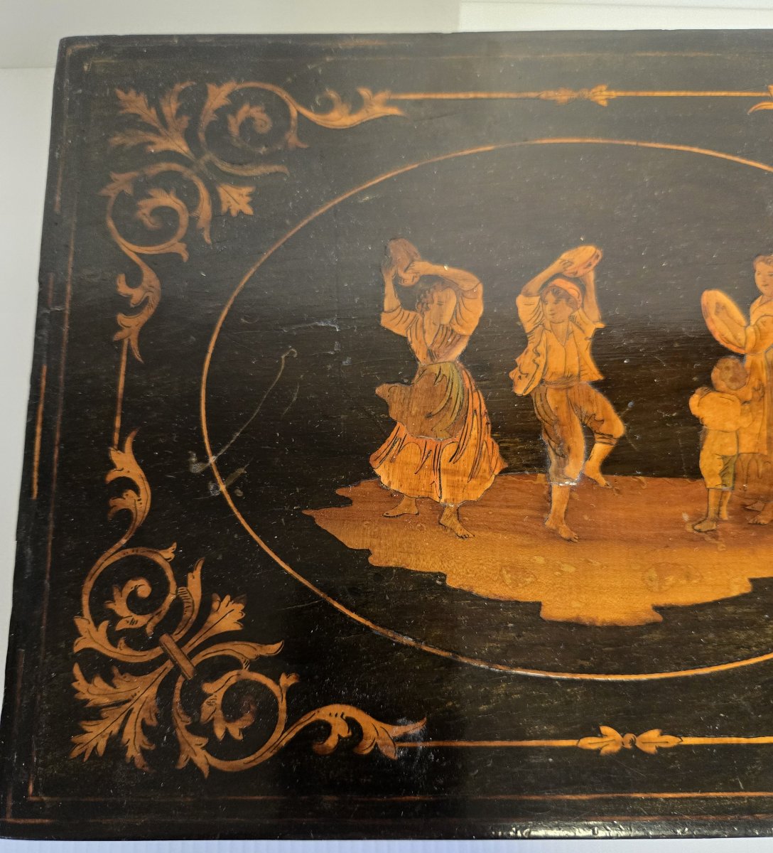Coffret en marqueterie de Sorrente avec une scène de trois danseurs en médaillon -photo-3