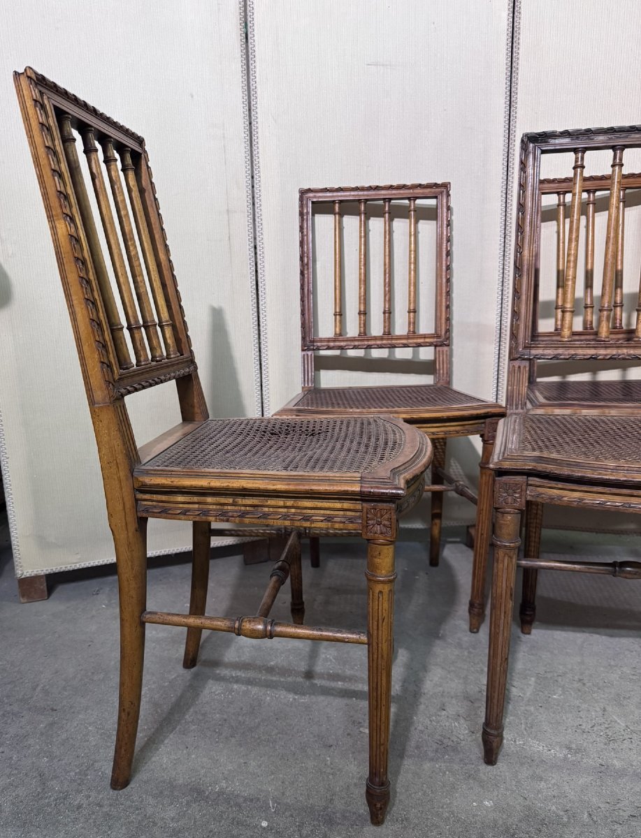 Série de quatre chaises style Louis XVI en bois sculpté-photo-6