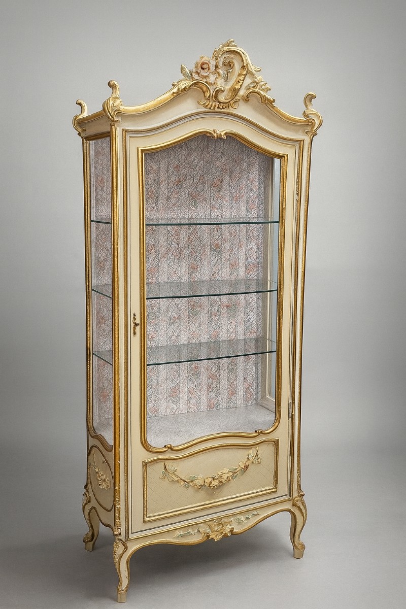 vitrine de style Louis XV / Rococo, en bois peint dans des tons crème et doré
