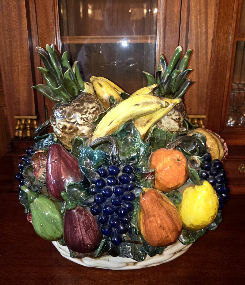 Trés important centre de table en barbotine représentant une abondante corbeille de fruits-photo-1