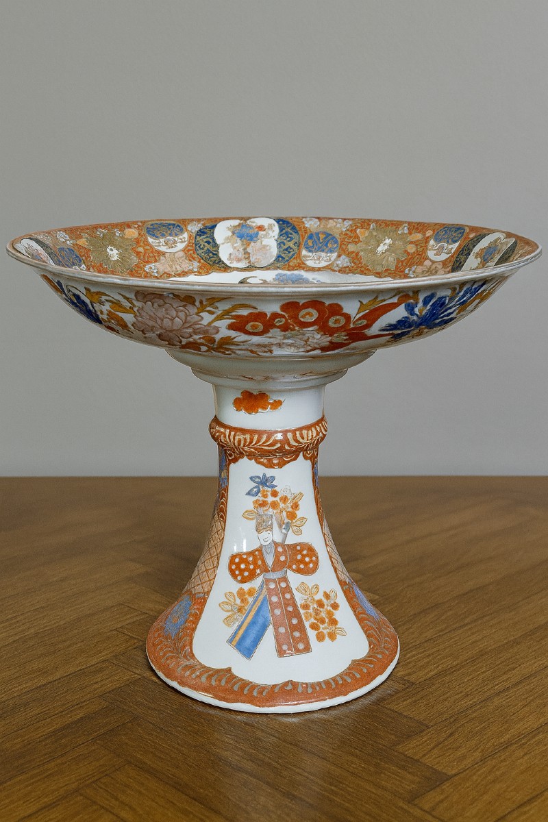 Coupe sur piédouche en porcelaine – Décor Imari, Japon fin XIXᵉ siècle  