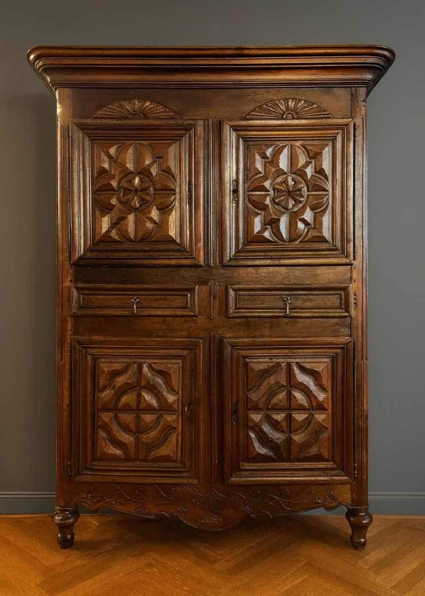 18th Century Four-door Cabinet In Solid Walnut 