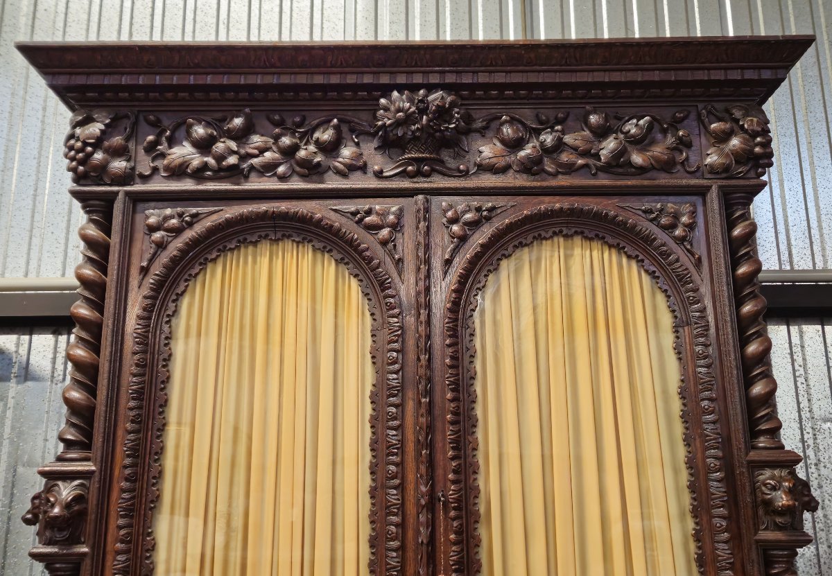 Buffet deux-corps en chêne massif, richement sculpté dans le style Renaissance-photo-7