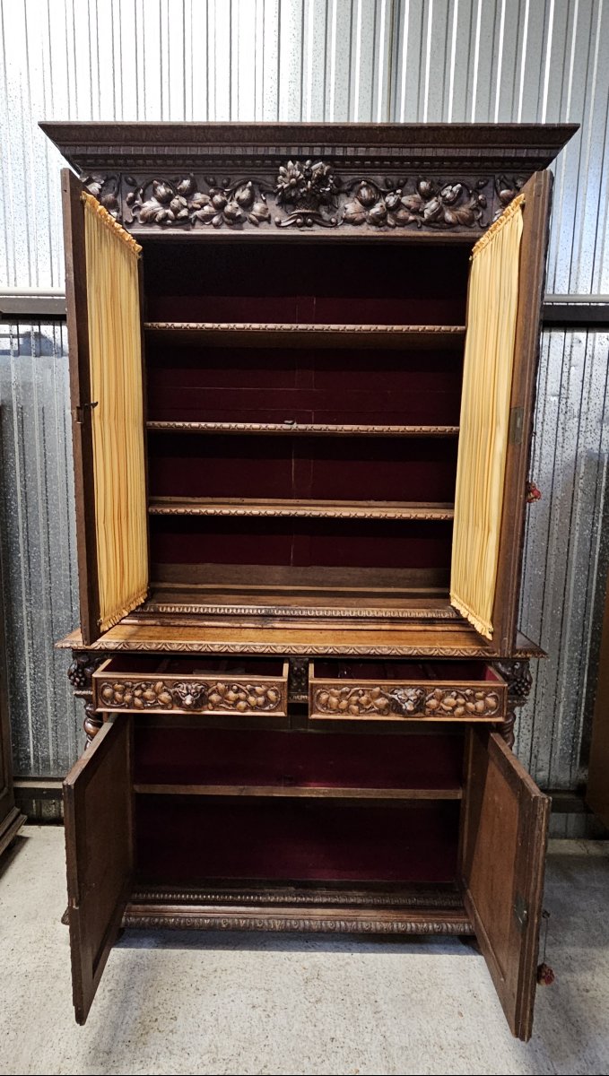 Buffet deux-corps en chêne massif, richement sculpté dans le style Renaissance-photo-8